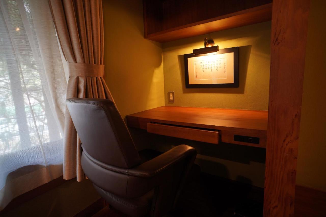Arima Onsen Tocen Goshobo Kobe Exterior foto A picture light above a desk