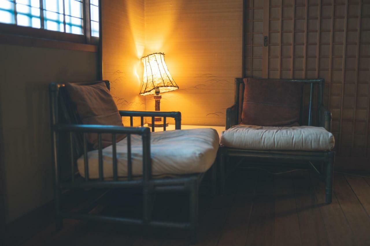 Arima Onsen Tocen Goshobo Kobe Exterior foto A traditional Japanese room with a lamp